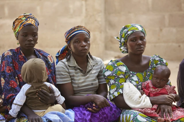 Priester und 25 Schülerinnen in Nigeria entführt