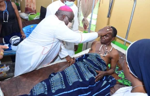 Ein Bischof besucht Überlebende des Anschlags von Owo am Pfingstsonntag 2022 (Archivbild) / Kirche in Not