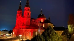 Die Kathedrale von Fulda in rotem Licht / Kirche in Not