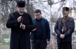 Großerzbischof Swajotslaw Schewtschuk segnet den Leichnam eines Kriegsopfers / Kirche in Not