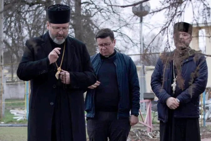 Großerzbischof Swajotslaw Schewtschuk segnet den Leichnam eines Kriegsopfers