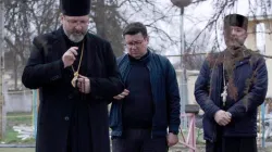 Großerzbischof Swajotslaw Schewtschuk segnet den Leichnam eines Kriegsopfers / Kirche in Not