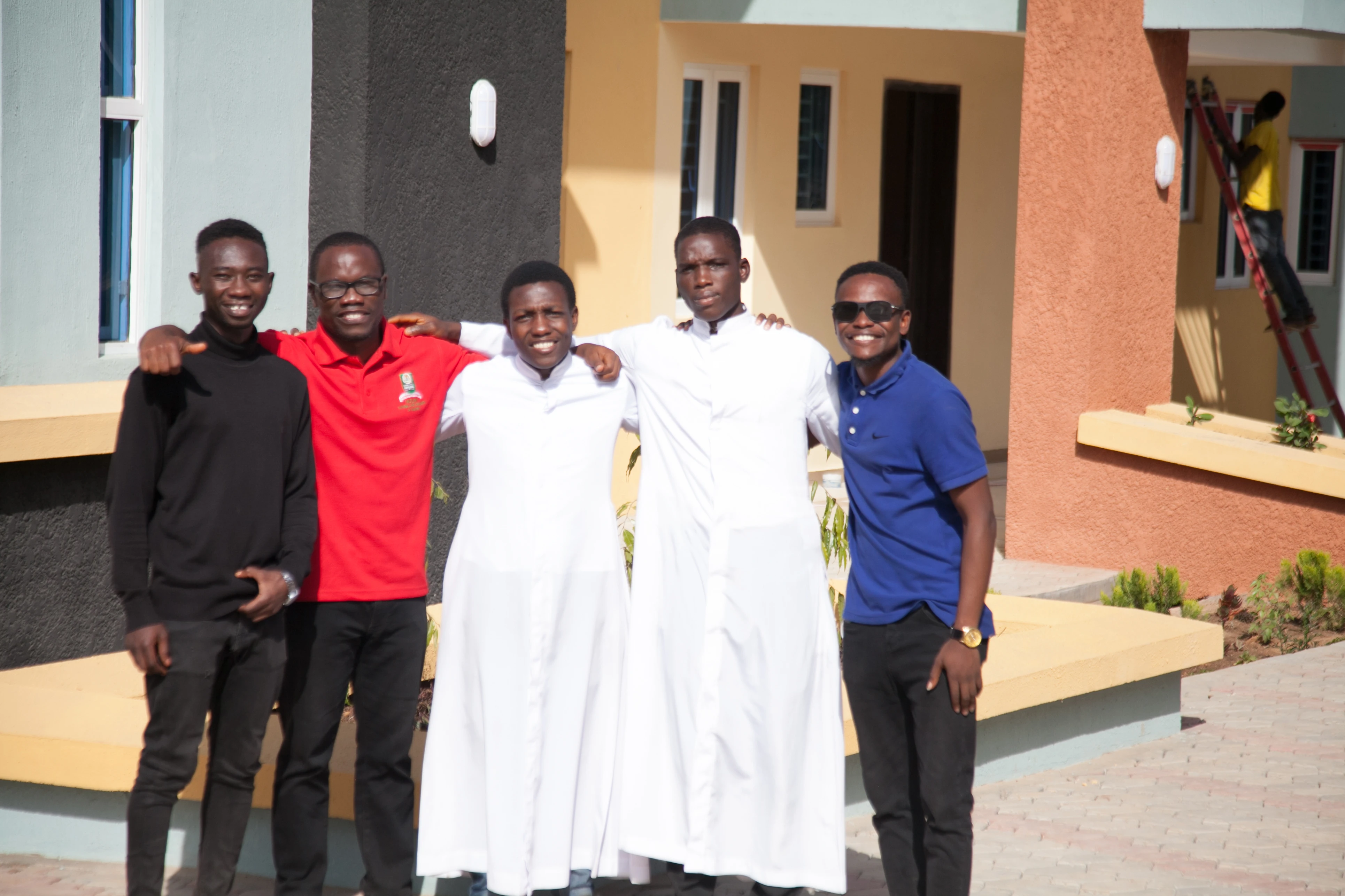1_Gruppenbild_mit_Pius_Tabat_und_Stephen_Amos_C_KIRCHE_IN_NOT