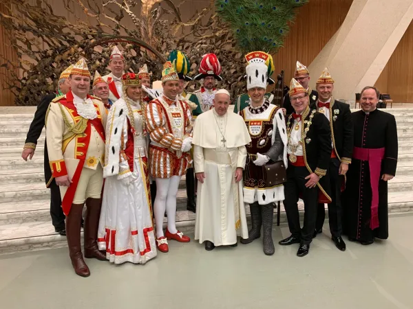 Papst Franziskus mit dem Kölner Dreigestirn, Mitgliedern des Kölner Festkomitees und Stadtdechant Msgr. Robert Kleine.