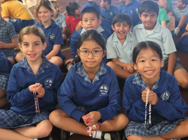 Schüler aus Australien bei „Eine Million Kinder beten den Rosenkranz“