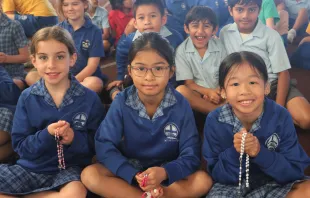 Schüler aus Australien bei „Eine Million Kinder beten den Rosenkranz“ / Kirche in Not
