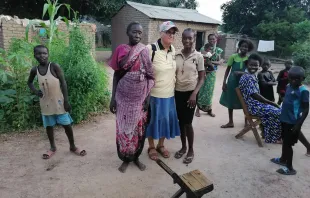 Schwester Beta Almendra mit Gläubigen der Diözese Wau / Kirche in Not