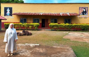 Schwester Gianna vor dem neuen „Zentrum der Göttlichen Barmherzigkeit“ in Kambia in Sierra Leone / Kirche in Not