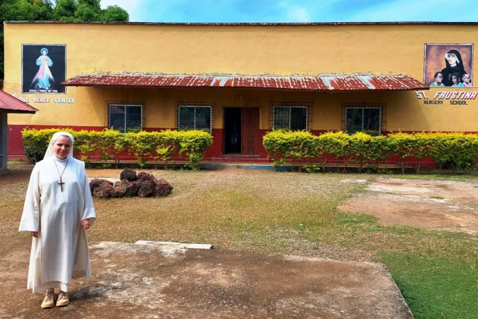 Schwester Gianna vor dem neuen „Zentrum der Göttlichen Barmherzigkeit“ in Kambia in Sierra Leone