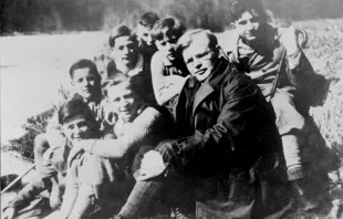 Dietrich Bonhoeffer mt Schülern (1932) / Bundesarchiv, Bild 183-R0211-316 / CC-BY-SA 3.0
