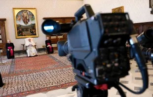 Kameras übertragen die Generalaudienz mit Papst Franziskus während der Coronavirus-Pandemie am 1. April 2020. / Vatican Media