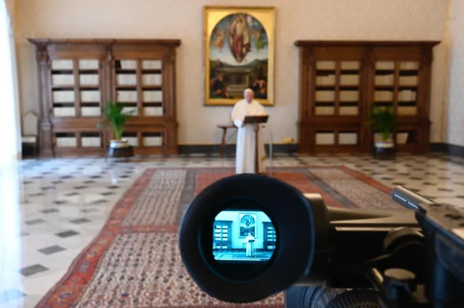 Papst Franziskus in der Übertragung seiner Ansprache aus der Bibliothek des Apostolischen Palastes im Vatikan zum Regina Coeli am Ostermontag, 13. April 2020.