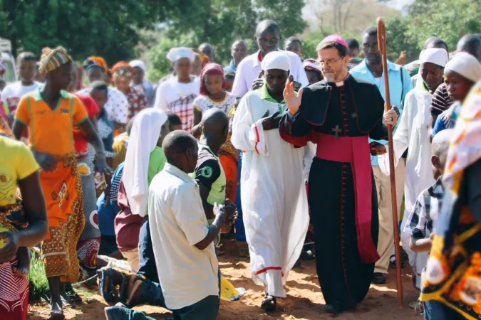 Bischof Luiz Fernando Lisboa segnet Gläubige bie einem Pastoralbesuch.