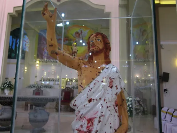 Blutbefleckte Christusstatue. Sie stand bei einem der Anschläge im Altarraum