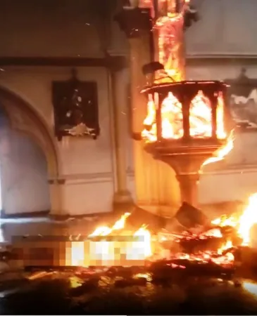 Brennende Kanzel in der Kirche San Francisco de Borja.