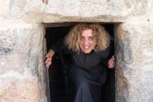 Schwester Carol in der Klostertür von Mar Musa / privat
