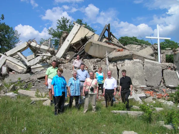 Gläubige vor einer zerstörten Kirche im Bistum Mostar-Duvno (2011)