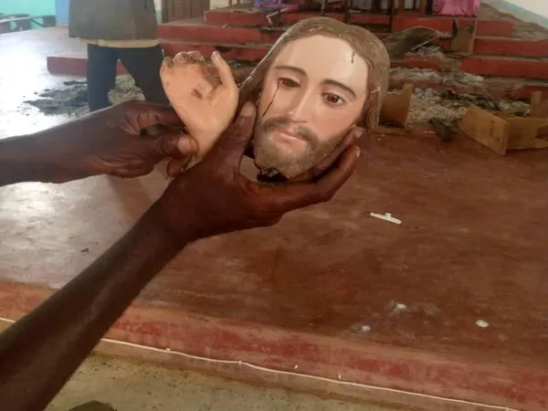 Zerstörte Christusstatue nach einem Anschlag auf eine Kirche in Mosambik im März 2020. 
 