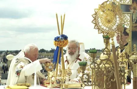 Papst Johannes Paul bei seiner Reise in die Ukraine im Jahr 2001