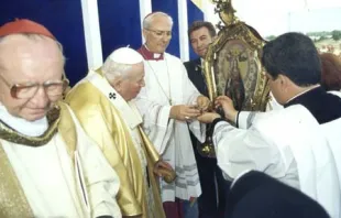 Papst Johannes Paul bei seiner Reise in die Ukraine im Jahr 2001 / Vatican Media 