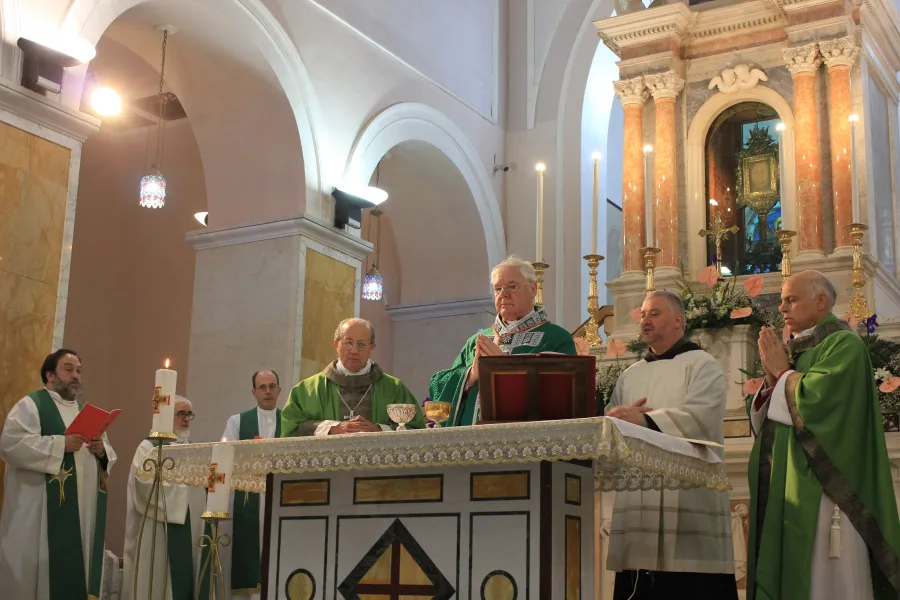 Erbischof Bruno Forte (links) und Erzbischof Salvatore Cordileone (rechts) mit Kardinal Gerhard Ludwig Müller am Altar in Manoppello