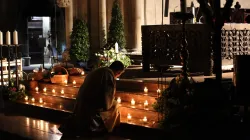 Kerzen in der Osternacht im Dom zu Regensburg am 11. April 2020 / Isabel Kirchner