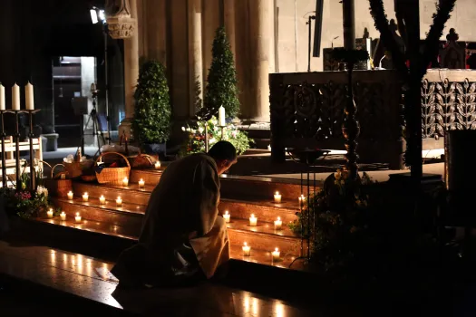 Kerzen in der Osternacht im Dom zu Regensburg am 11. April 2020 / Isabel Kirchner