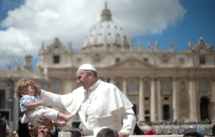 Hoffungsfroh: Papst Franziskus, kurz nach seiner Wahl, im Mai 2013.  / Vatican Media