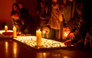 Licht ins Dunkel: Die vor der Kirche verteilten Kerzen werden im Gotteshaus angezündet. / Nightfever Fulda