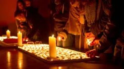 Licht ins Dunkel: Die vor der Kirche verteilten Kerzen werden im Gotteshaus angezündet. / Nightfever Fulda