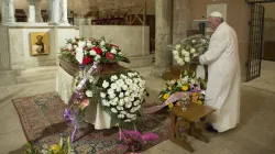 Papst Franziskus legte Blumen bei der Verstorbenen nieder / L'Osservatore Romano  