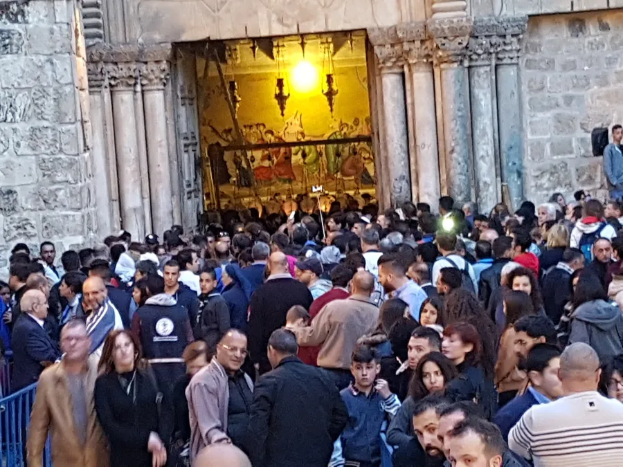 Heilige Woche in Jerusalem: Pilger vor der Grabeskirche