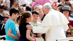 Papst Franziskus im Gespräch mit Jugendlichen vor der Generalaudienz am 6. Juni 2018 / CNA Deutsch / Daniel Ibanez