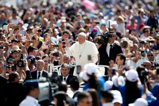 Papst Franziskus winkt Pilgern auf dem Petersplatz am 20. Juni 2018.
