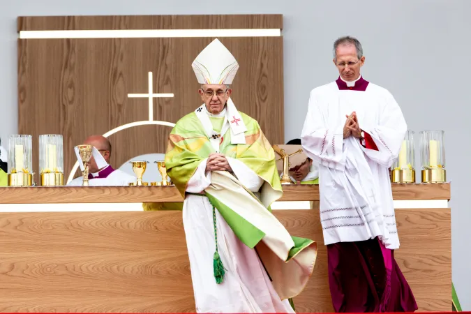 Auch Papst Franziskus trug die bunten liturgischen Gewänder des Weltfamilientages 2018 in Dublin - hier bei der Abschlussmesse 26. August 2018