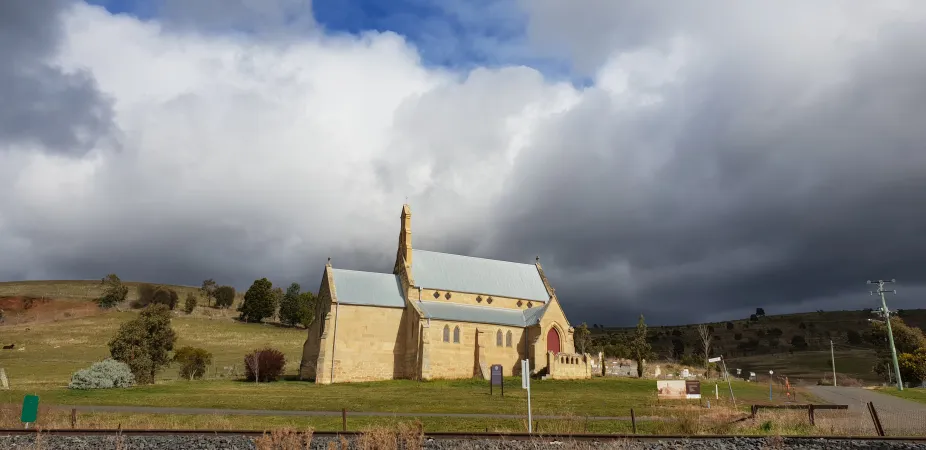 Einmal pro Tag beten hier die Mönche von Notre Dame die Terz: Die Kirche in Colebrook, Tasmanien