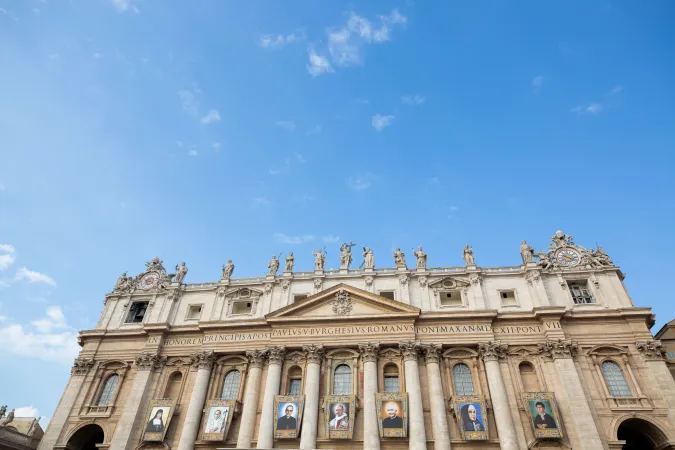 Die Fassade des Petersdoms mit den neuen Heiligen am 14. Oktober 2018 auf dem Petersplatz
