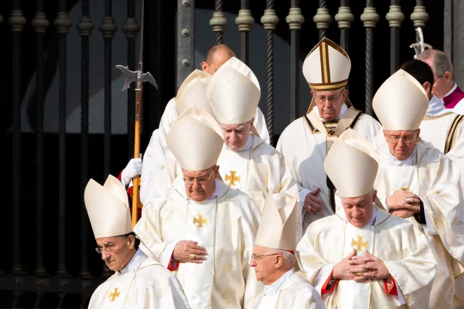 Bischöfe und weitere Würdenträger aus aller Welt auf dem Petersplatz