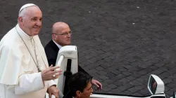 Papst Franziskus bei der Einfahrt auf dem Petersplatz am 14. Oktober 2018 / Daniel Ibanez / CNA Deutsch