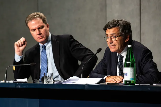 Vatikansprecher Greg Burke (links) und der Präfekt des Dikasteriums für Kommunikation, Paolo Ruffini bei der letzten Pressekonferenz der Jugendsynode am 27. Oktober 2018