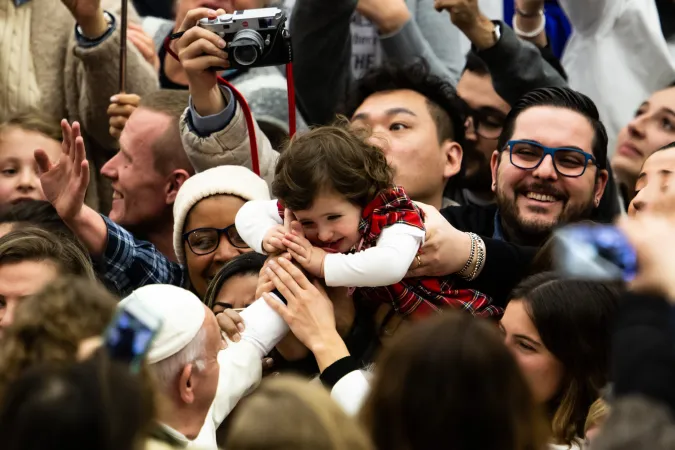 Papst Franziskus segnet Kinder bei der Generalaudienz am 6. Februar 2018