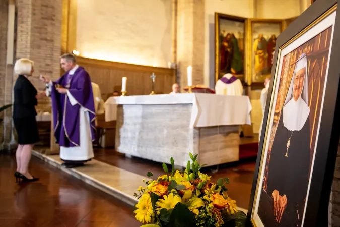 Die US-Botschafterin am Heiligen Stuhl, Callista Gingrich, empfängt die heilige Kommunion von Erzbischof Georg Gänswein bei der Messe zum Gedenken an Mutter Angelica