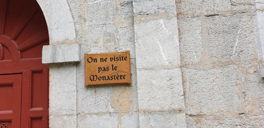 Die "Große Stille" bitte nicht stören: Schild an der Klostermauer 