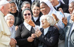 Papst Franziskus begrüßt Ordensfrauen bei der Generalaudienz am 30. Oktober 2019 / Daniel Ibanez / CNA Deutsch 