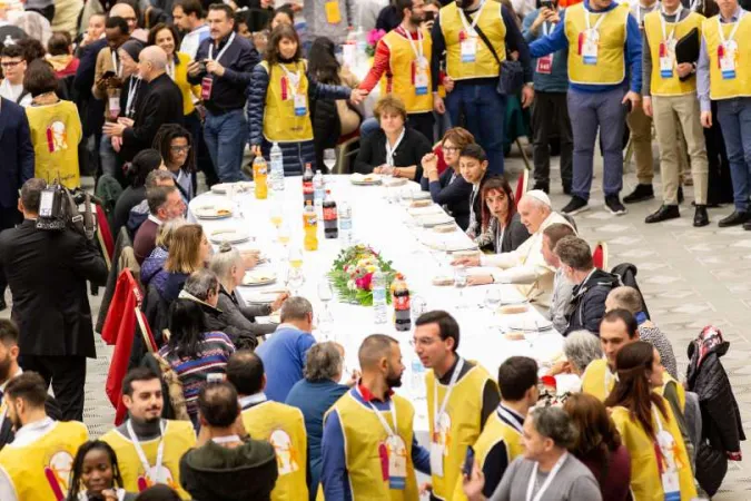 Papst Franziskus bei Tisch mit Bedürftigen am 17. November 2019