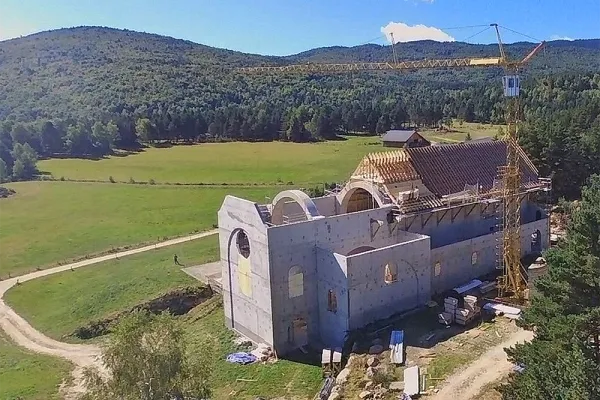Keine Ruine, sondern ein neues Kloster im Aufbau: Notre-Dame de Donezan / https://abbaye-donezan.fr/notre-projet/