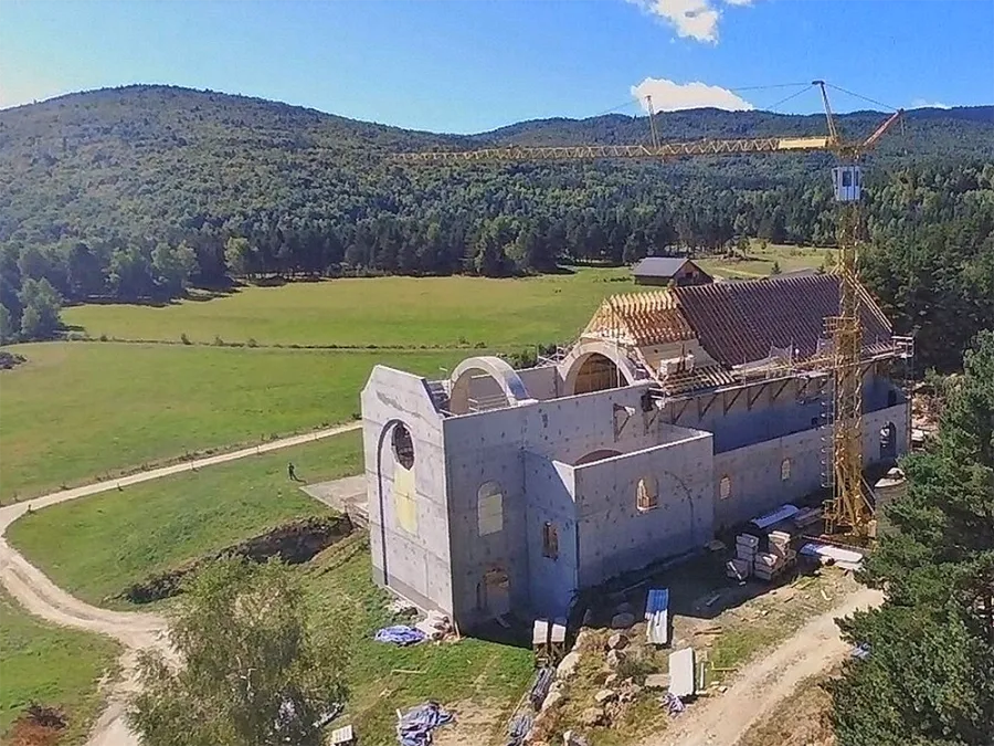 Keine Ruine, sondern ein neues Kloster im Aufbau: Notre-Dame de Donezan