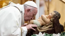 Papst Franziskus küsst das Jesuskind in der Krippe im Petersdom am 6. Januar 2020 / Daniel Ibanez / CNA Deutsch 