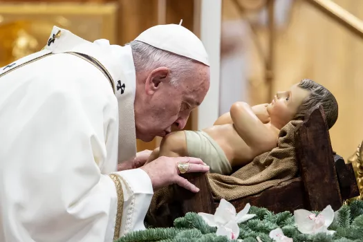 Papst Franziskus küsst das Kind in der Krippe am 6. Januar 2020 / Daniel Ibanez / CNA Deutsch 