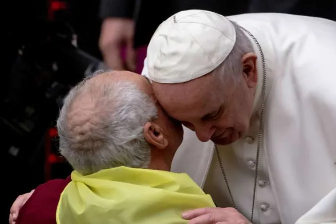 Persönliche Begegnung eines Pilgers mit Papst Franziskus am 15. Januar 2020 in der Audienzhalle des Vatikans. 